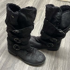 Very warm and comfortable half zip with fur lining on the inside